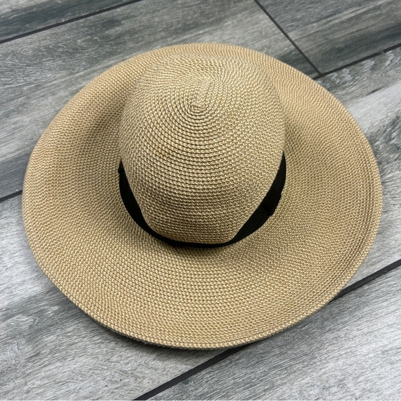 Chic Beige Wide-Brim Hat with Black Band - Picture 1 of 3